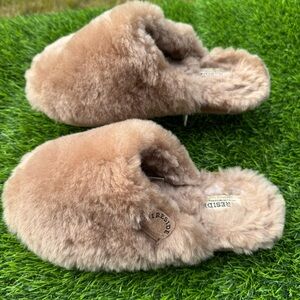 Fireside by Dearfoams Tan Fuzzy Slippers Size 7